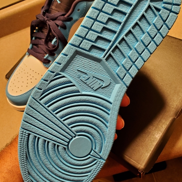 AIR JORDAN LOW's - Picture 5 of 6